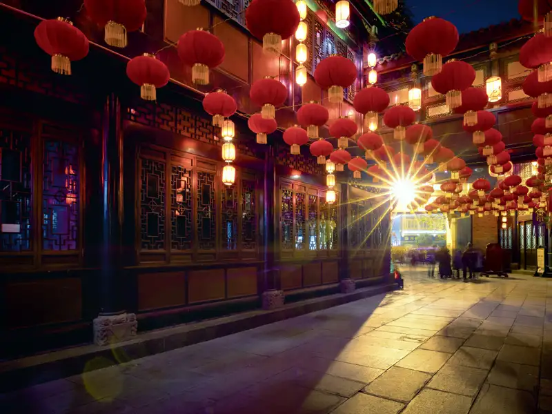 In vielen Städten Chinas finden sich abends stimmungsvoll beleuchtete Straßen. Ihr Studiosus-Reiseleiter zeigt Ihnen wo.