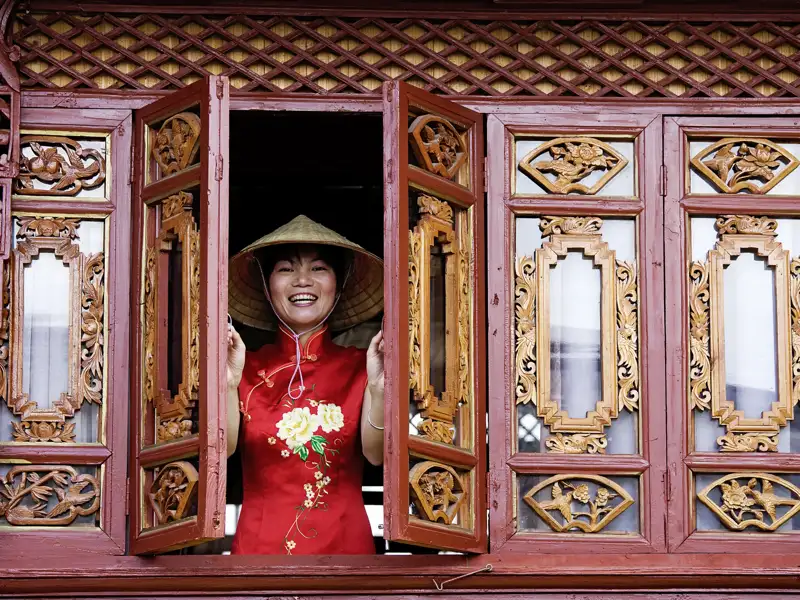 Auf unserer Studienreise durch China besuchen wir auch ein typisches Teehaus und kosten vom heißen Aufguss.