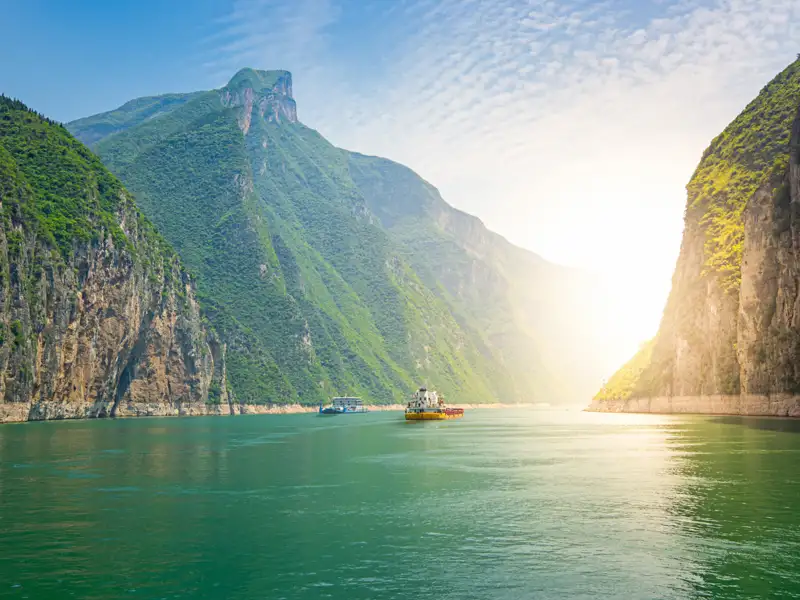 Während unserer Studienreise durch China kreuzen wir mehrere Tage auf dem Yangzi; die berühmte Drei-Schluchten-Region des Yangzis ist der Höhepunkt unserer Flusskreuzfahrt.