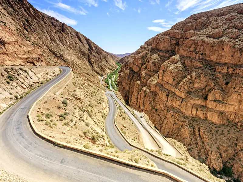 Über kurvige Straßen winden wir uns in wendigen Kleinbussen hinauf zum Aussichtspunkt über der Dadesschlucht. Ein absoluter Höhepunkt auf unserer Studienreise durch Marokko.