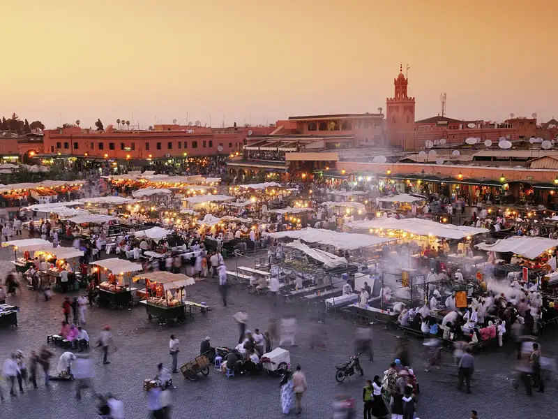 Auf unserer Studienreise durch Marokko lernen Sie auch den berühmten Marktplatz Djemaa el-Fna, auch Platz der Gaukler genannt, in Marrakesch kennen.