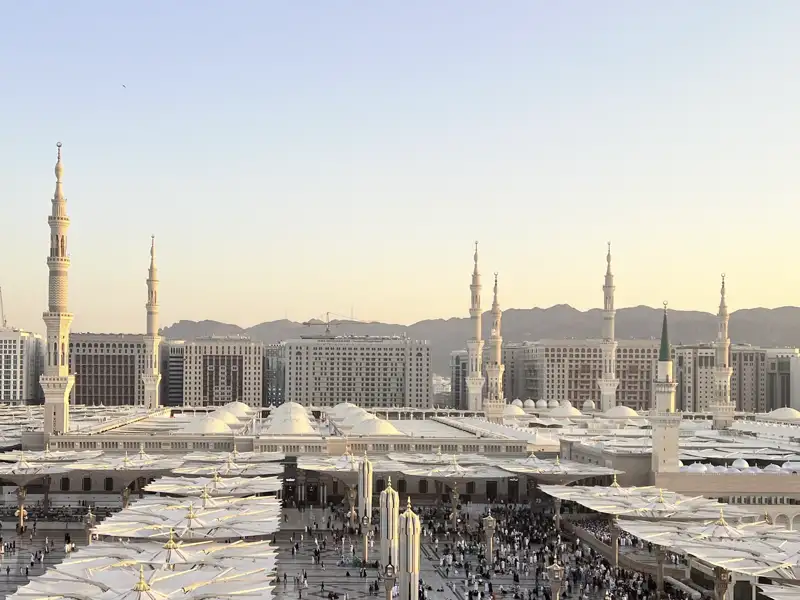 Bei  unserer Studiosus-Reise nach Saudi-Arabien  erkunden wir Medina, die zweitheiligste Stadt des Islams. Auch an der gigantischen Masjid an-Nabawi, der Moschee des Propheten, kommen wir vorbei (Außenbesichtigung). Hier liegt Mohammed begraben, was den Ort zum wichtigen Pilgerziel für Muslime macht.