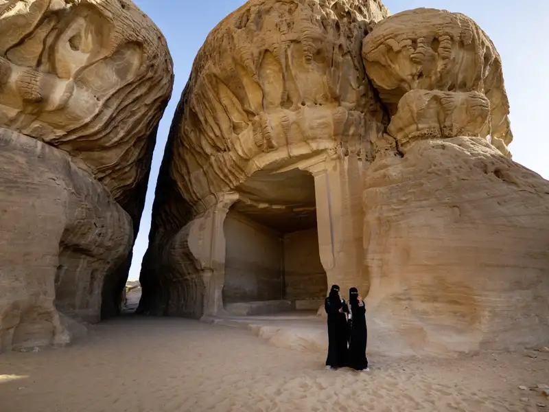Hegra, früher auch bekannt als Madain Saleh, wurde von der UNESCO als erste Stätte in Saudi-Arabien zum Welterbe erklärt. Aus den Gräbern der antiken Totenstadt liest Ihnen Ihre Reiseleiterin bei Ihrer Studiosus-Reise die glorreiche Vergangenheit der Nabatäer heraus: Die mythologischen Figuren, Schlangen, Sphingen, die aus dem honigfarbenen Felsen herausgearbeitet sind, sprechen Bände. Dazu ein Sik, ein schmaler Felsdurchgang, und eine surreale Felslandschaft