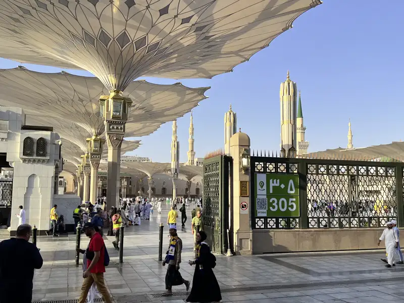 Ganz hinein darf man als Nicht-Muslim nicht. Aber wir dürfen bei unserer Studienreise nach Saudi-Arabien, Bahrain und Katar zumindest bis zum Eingang des Vorhofs der Großen Moschee in Medina, in der der Prophet Mohammed begraben liegt.