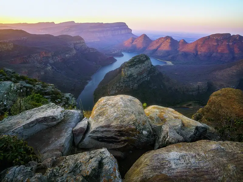 Unsere ausführliche dreiwöchige Studienreise durch Südafrika fasziniert mit Naturschauspielen voller Licht und Farben, wie am  Blyde River Canyon.