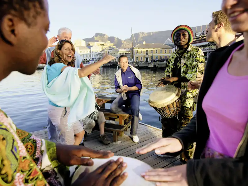 Die Begeisterung für Musik in Afrika spüren wir auf unserer 20-tägigen Rundreise durch das Südlcihe Afrika immer wieder - wie hier an der Waterfront in Kapstadt