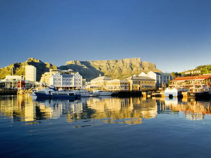 Einer der vielen Höhepunkte auf unserer 20-tägigen Studienreise durch das Südliche Afrika: Kapstadt! Die ca. 430.000 Einwohner zählende Stadt war die erste Stadtgründung im heutigen Südafrika zur Zeit der Kolonialisierung.