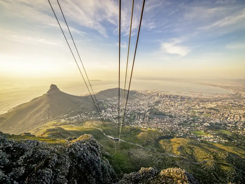 Überwältigende Panoramablicke sind auf unserer Studienreise nach Südafrika garantiert. Unter anderem fahren wir mit der Seilbahn auf den Tafelberg hoch über Kapstadt.