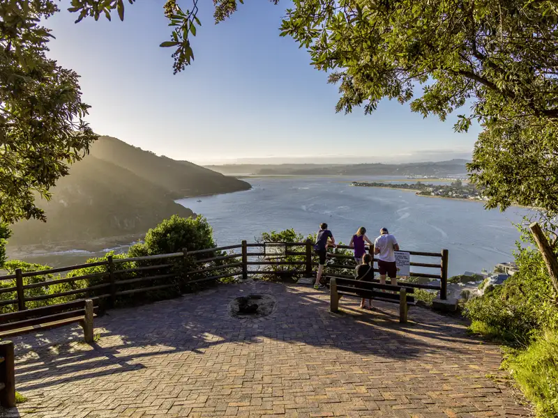 Nach einer Woche Krügerpark, Johannesburg und Pretoria treffen wir in Knysna auf unserer Rundreise durch Südafrika auf das Meer und können Seeluft schnuppern.
