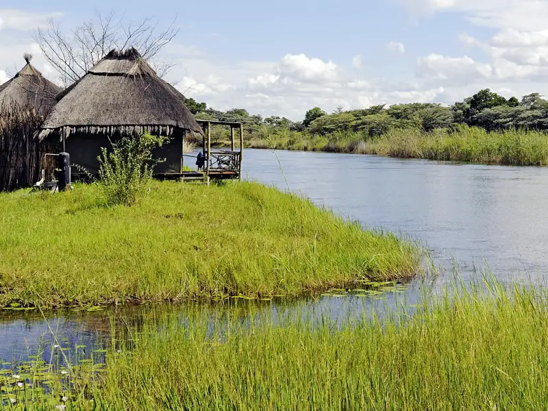 Der Landzipfel Namibias, der Caprivistreifen, zeigt ein ganz anderes Landschaftsbild als die Wüstenregionen der Namib. Wir durchfahren immergrünes Land zwischen den großen Flüssen Okavango, Kwando und Sambesi.