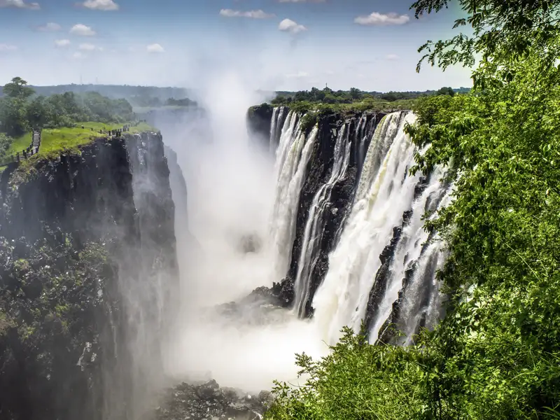 Unsere Studienreise durch Namibia beginnt an den beeindruckenden Viktoriafällen am Fluss Sambesi an der Grenze zwschen Sambia und Simbabawe.