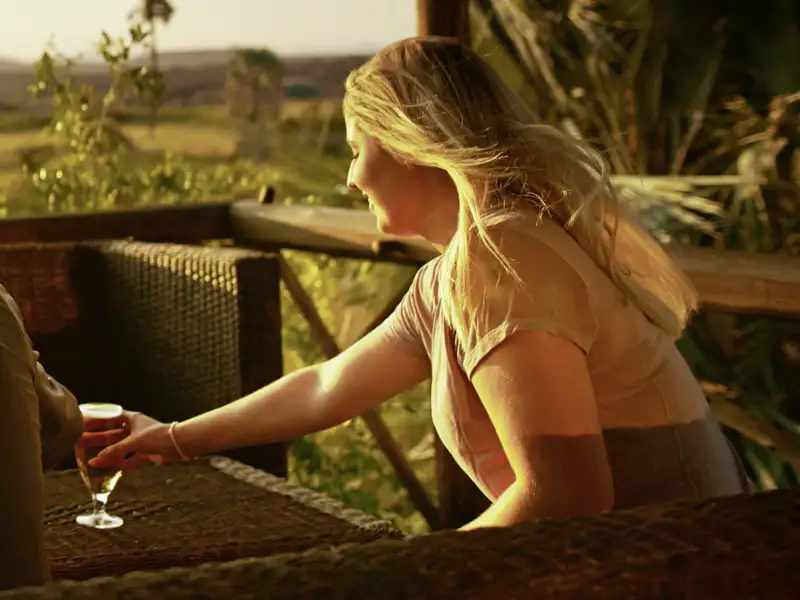 Der Sundowner gehört zu Afrika. Auch auf unserer Rundreise durch Namibia zelebrieren wir ihn in unserer kleinen Runde an schönen Orten mit Aussicht.