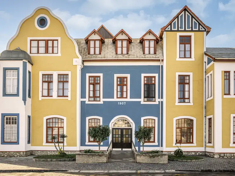 Bei unseren Studienreisen durch Namibia erfahren wir vieles über die Zeit Namibias als deutsche Kolinie. Der Baustil prägt auch heute noch die Städte.