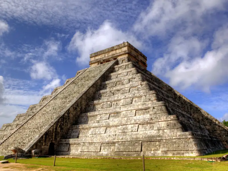 Auf unserer Studienreise durch Mexiko stehen wir in der majestätischen Mayastadt Chichén Itzá und blicken ehrfürchtig zur imposanten Pyramide des Kukulkán empor – ein Meisterwerk der Maya-Kultur und eines der eindrucksvollsten Highlights der Halbinsel Yukatan.
