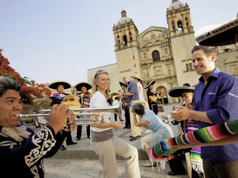 Auf unserer Studienreise durch Mexiko erhalten Sie ein lebendiges Bild des Landes – durch authentische Begegnungen und direkte Einblicke in das Alltagsleben. Ihre Studiosus-Reiseleitung vermittelt fundiertes Wissen zu lokalen Bräuchen, Traditionen und kulturellen Besonderheiten – für ein Reiseerlebnis, das Mexikos Vielfalt hautnah spürbar macht.