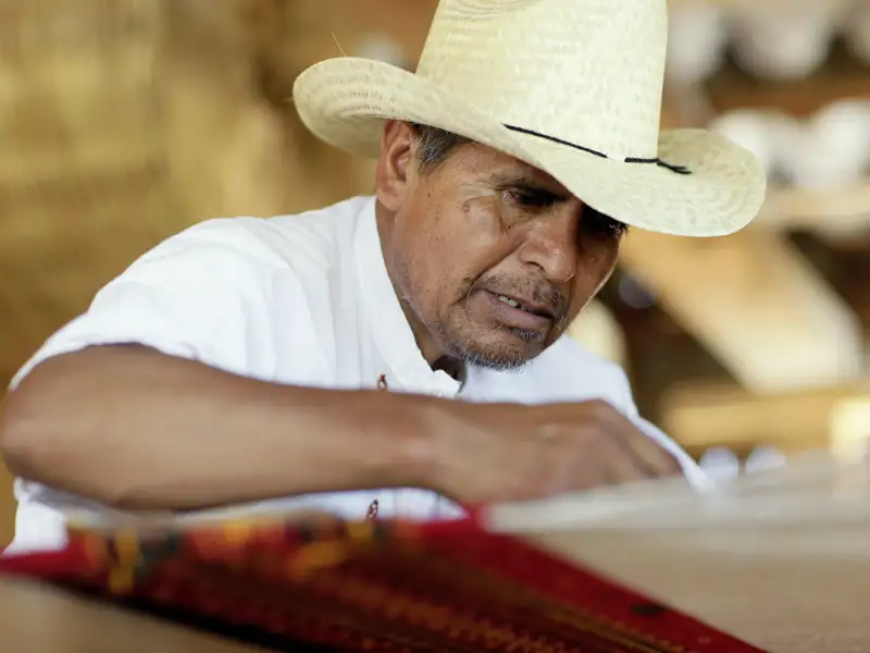 Entdecken Sie mit Ihrer Studiosus-Reiseleitung das traditionelle Kunsthandwerk – von kunstvollen Webarbeiten bis zu einzigartigen Handwerksstücken, die das Erbe und die Kultur vieler Regionen widerspiegeln.