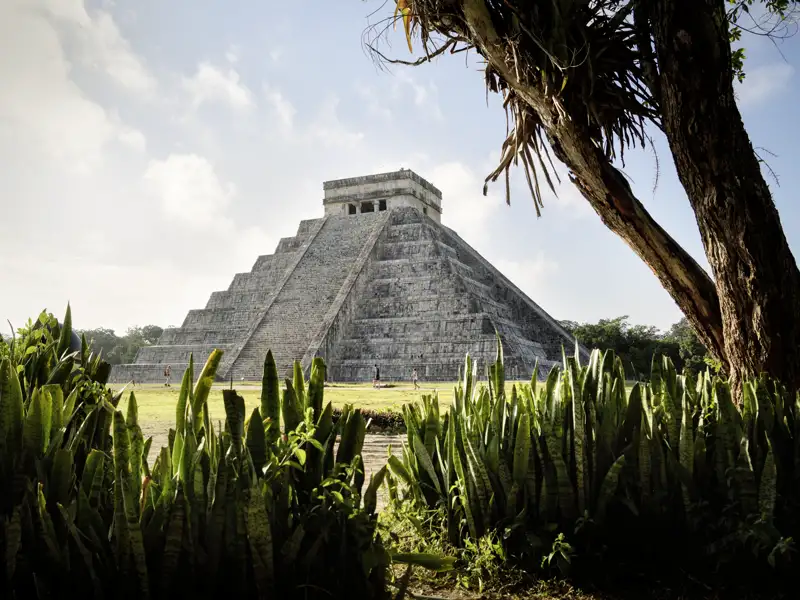 Zum krönenden Abschluss unserer umfassenden Studienreise durch Mexiko und Guatemala stehen wir in Chichén Itzá vor der imposanten Pyramide des Kukulkán – ein Meisterwerk der Maya-Kultur, das mit seiner Architektur und spirituellen Bedeutung bis heute Ehrfurcht weckt.
