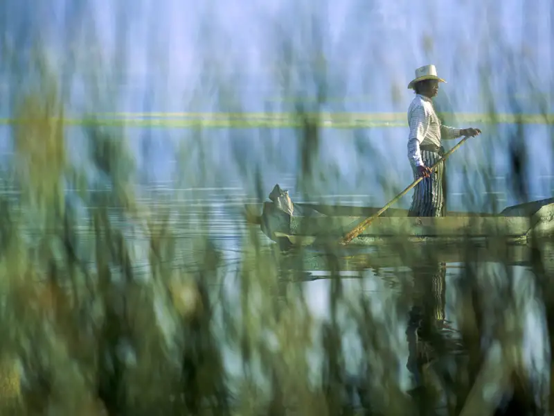 Auf unserer Studienreise durch Mexiko und Guatemala entdecken wir den Atitlánsee per Boot und erkunden die Dörfer an seinem Ufer. Eine weitere Bootsfahrt in Guatemala führt durch den grünen Canyon des Río Dulce stromabwärts in Richtung Karibik.