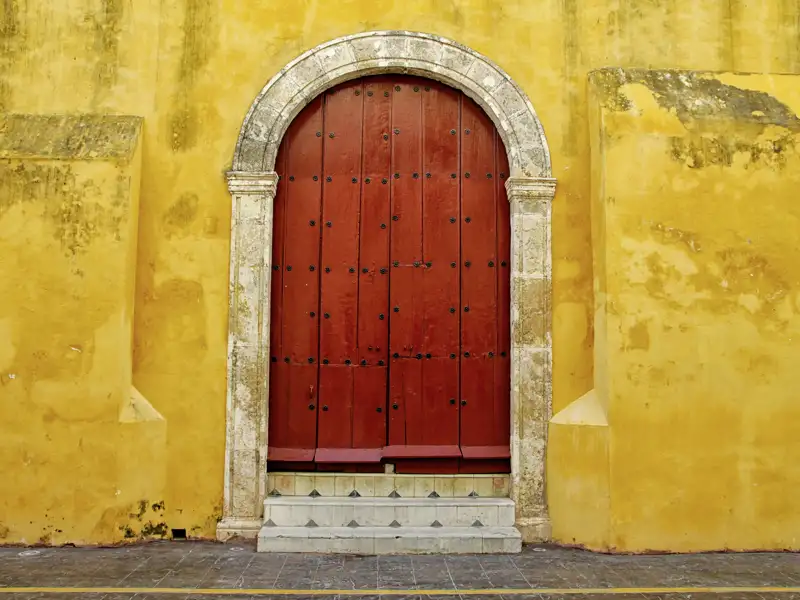 Auf der klassischen Studienreise durch Mexiko auf den Spuren der Mayas entdecken wir auch die koloniale Architektur der Städte Valladolid, Mérida und Campeche. Diese Reise führt uns zu den kulturellen Schätzen Mexikos, wo Kolonialgeschichte und architektonisches Erbe lebendig werden.