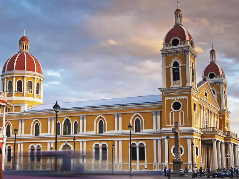 In Nicaragua erwartet Sie auf dieser 17-tägigen Studienreise mit Granada eine der schönsten Kolonialstädte Zentralamerikas. Unser Hotel liegt ideal am Hauptplatz, gegenüber der prachtvollen Kathedrale – perfekt für Erkundungen und unvergessliche Eindrücke.