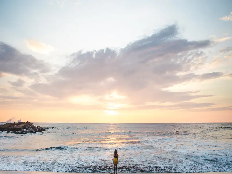 Begleiten Sie Ihre Studiosus-Reiseleitung in Nicaragua auf einen Abstecher zum rauschenden Pazifik und lassen Sie sich vom Sonnenuntergang am Strand von Las Penitas bei León verzaubern!