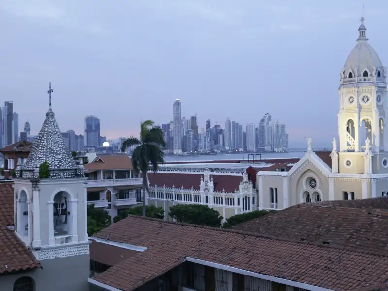 Diese 17-tägige Studienreise durch Mittelamerika endet in Panama-Stadt, wo der faszinierende Kontrast zwischen den historischen Kolonialgebäuden der Altstadt und den modernen Wolkenkratzern eine einzigartige Mischung aus Geschichte und Moderne bietet. Ein Highlight dieser abwechslungsreichen Reise ist natürlich auch eine Bootsfahrt auf dem weltberühmten Panamakanal.