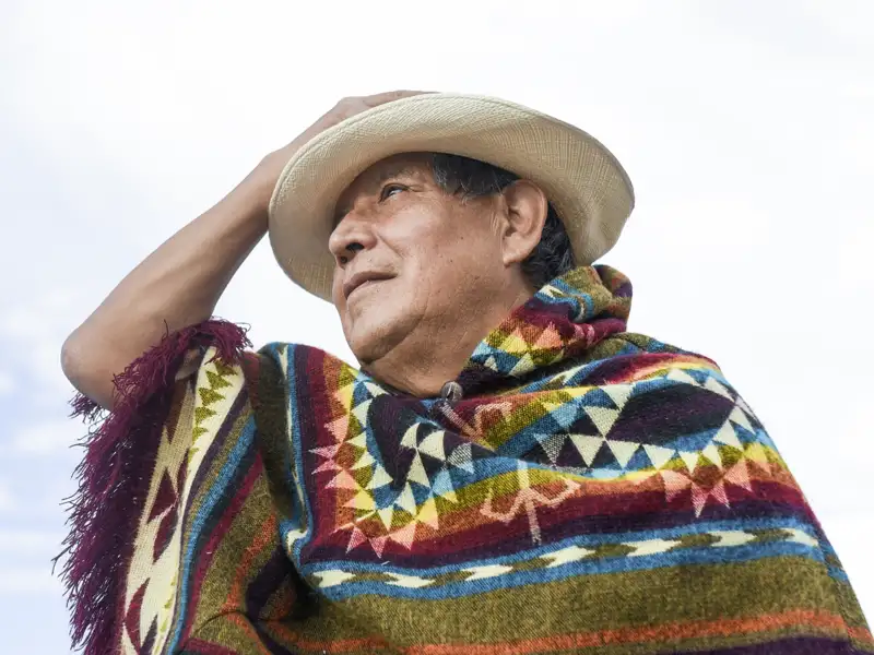 Auf der Studiosus-Rundreise durch Guatemala begegnen wir Einheimischen unter Macadamiabäumen, auf Kaffeeplantagen, in einer Textilkooperative oder auf dem bunten Markt.