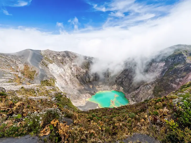 Auf der Naturerlebnis-Studienreise nach Costa Rica von Studiosus erleben Sie ein fantastisches Landschaftsspektrum: von mystischen Nebelwäldern über tropische Regenwälder bis zu mächtigen Vulkankegeln. Vom Kraterrand des Vulkans Irazú, dem höchsten Feuerberg Costa Ricas, haben Sie bei Wetterglück Karibik und Pazifik gleichzeitig im Blick.