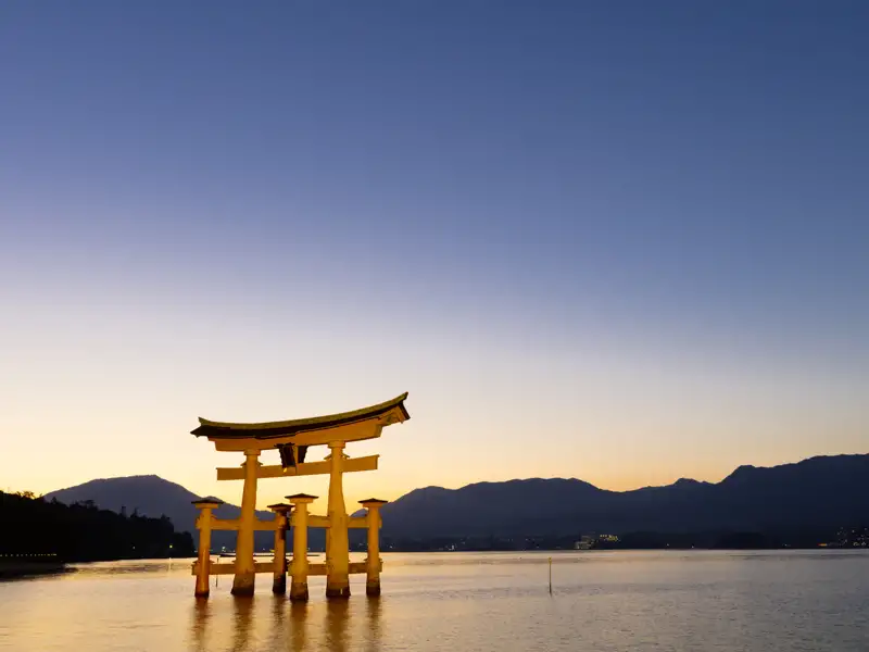 Eines der abschließenden Highlights dieser Studienreise durch Japan ist der Besuch der Insel Miyajima vor Hiroshima, deren Wahrzeichen das bei Flut im Meer stehende und leuchtend rote Torii ist.