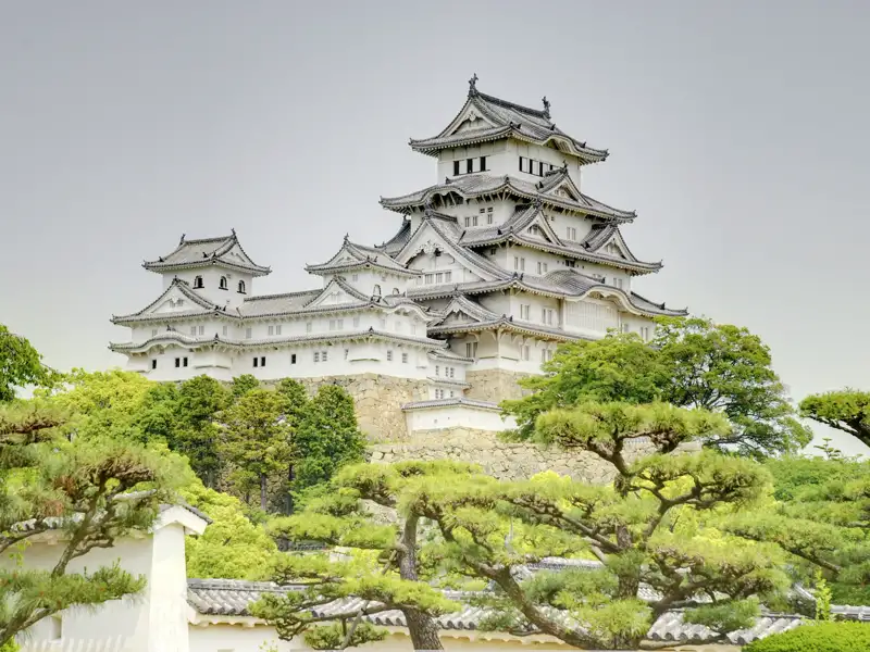 Auf dieser Rundreise durch Japan besuchen Sie auch die monumentale Burg des Weißen Reihers in Himeji.