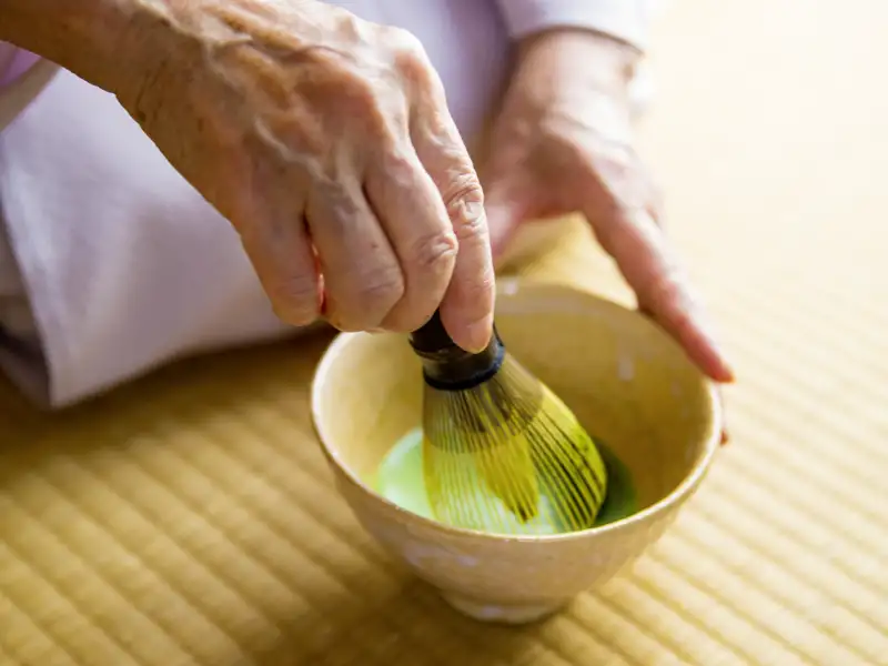 In Uji erwartet Sie auf dieser umfassenden Studienreise eine traditionelle Teezeremonie mit Matcha-Tee.