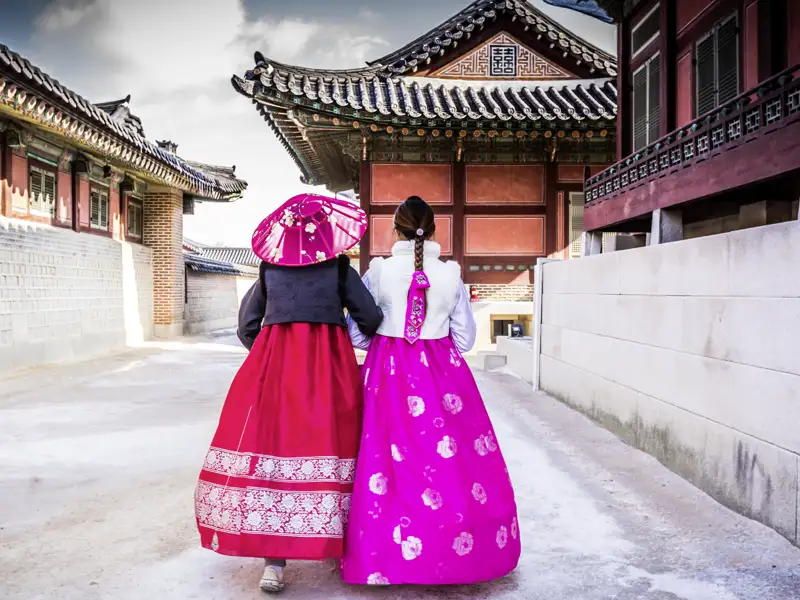 Besonders beliebt bei den Südkoreanern: Traditionelle Kleidung mieten und dann zum Foto-Shooting in eine der Palastanlagen von Seoul.
