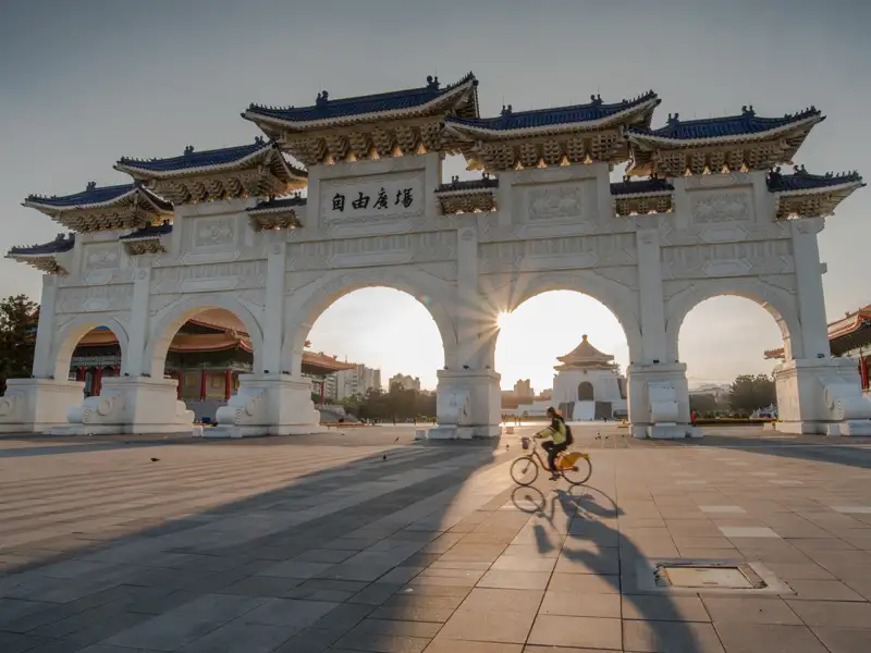 Diese Studienreise nach Taiwan und Südkorea hat ihren Auftakt in Taipeh, wo wir die Chiang-Kai-shek-Gedächtnishalle besuchen.