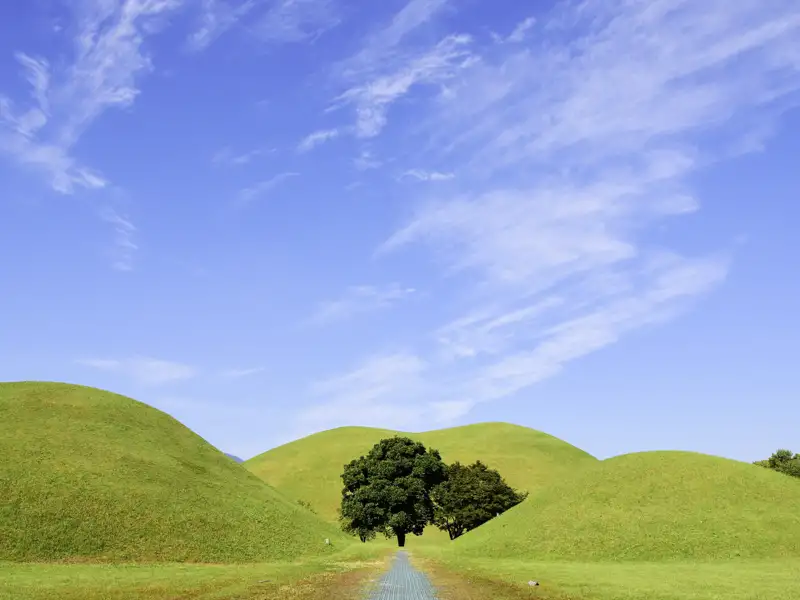 Einer der Höhepunkte dieser Reise ist der Tumuli-Park in Gyeongju, in dem zahlreiche Königsgräber unter sanft-grünen Hügeln verborgen liegen.
