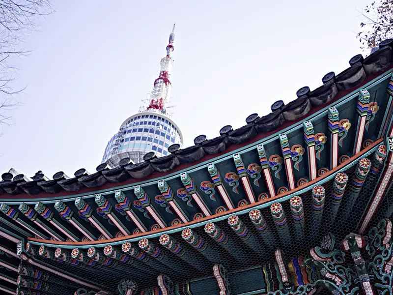 Auf Ihrer Rundreise durch Südkorea sehen Sie in Seoul den Namsan Tower.