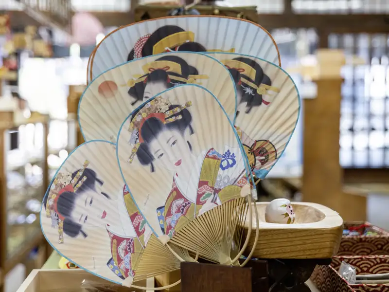 In einem Souvenirgeschäft erstandene Fächer sind typische Mitbringsel unserer 14-tägigen Studienreise durch Japan.