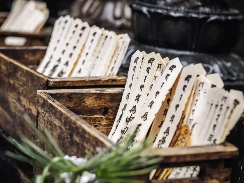 Immer wieder begegnen uns  auf unserer preiswerten zwölftägigen Studienreise  in den japanischen Tempeln die Gebetskarten für die Gläubigen.