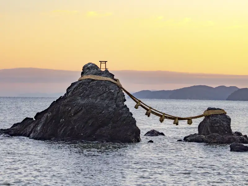 An der Küste vor Ise in Japan verbindet ein massives Tau die beiden Ehefelsen Meoto-Iwa.