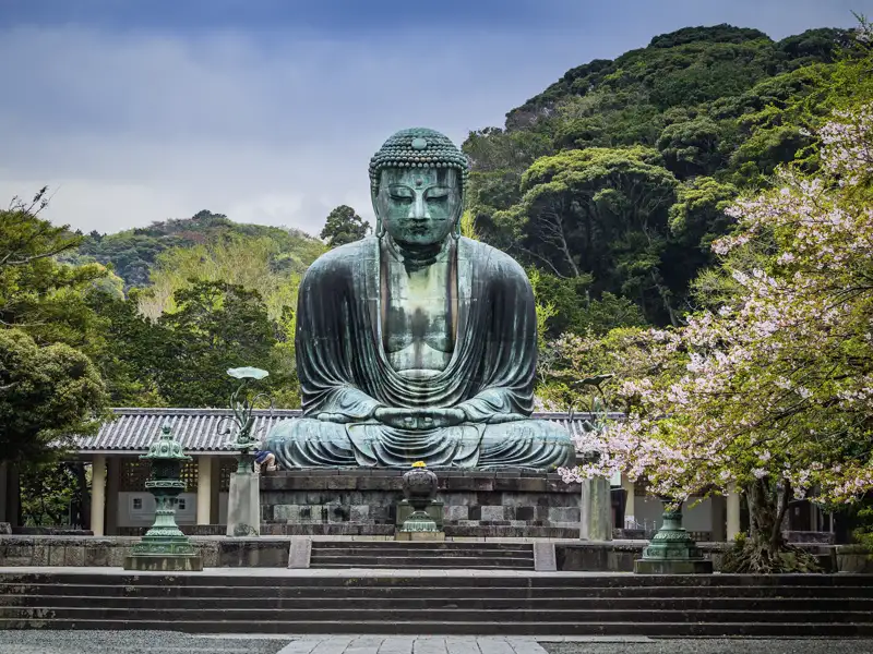 Beim Zwischenstopp in Kamakura besuchen Sie auf dieser Studienreise durch Japan auch den riesigen Bronzebuddha.
