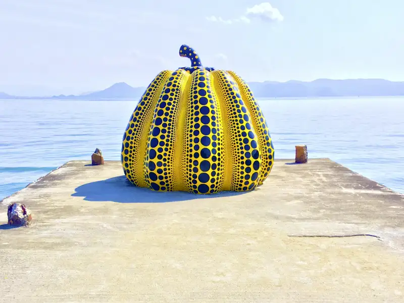 Auf dieser Studienreise durch Japan besuchen wir auch die Kunstinsel Naoshima, an deren Ufer der berühmte gelbe Kürbis von Yayoi Kusama steht.