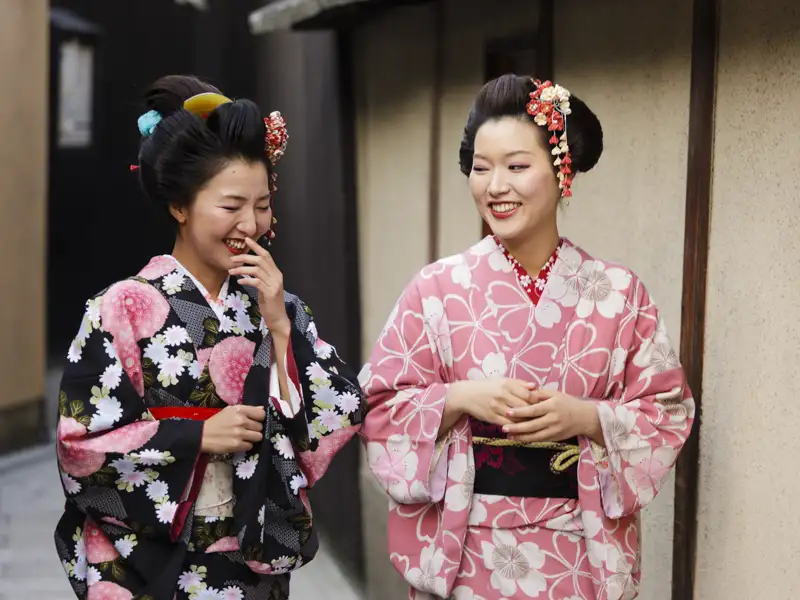 Traditionell gekleideten Japanerinnen begegnet man vor allem in Kyoto, eine unserer Stationen auf dieser Studienreise durch Japan.