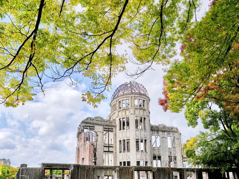 In Hiroshima blicken wir auf unserer Studienreise durch Japan in ein düsteres Kapitel der Geschichte: Der Atombomben-Dom ist ein bleibendes Mahnmal für den Frieden.