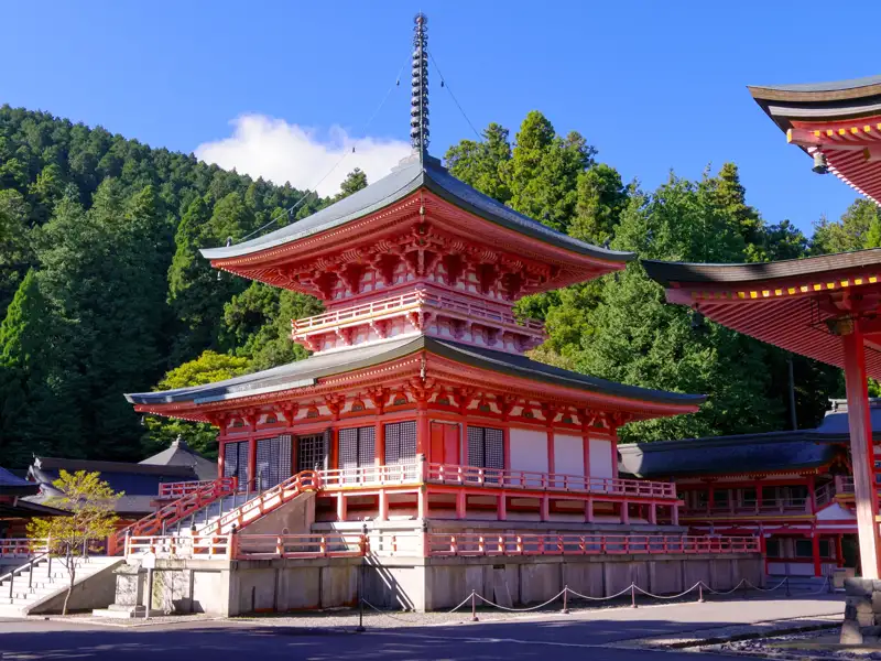 Auf dieser 14-tägigen Studienreise mit Muße durch Japan nehmen wir die Standseilbahn auf den Berg Hieisan und besuchen das Hauptkloster Enryaku-ji.
