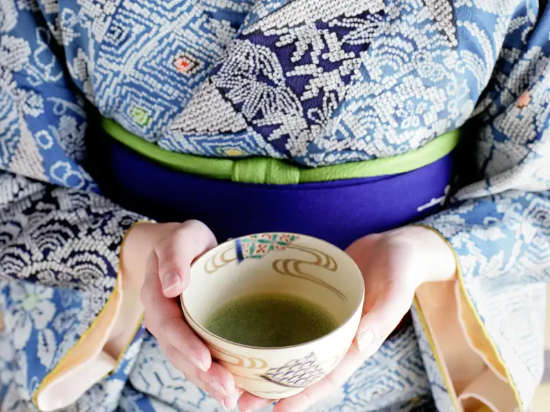 Viele Teestuben laden uns auf unserer Studienreise mit Muße durch Japan zu einer kleinen Rast ein. Genießen Sie den herben Matcha-Tee, nach traditioneller Weise zubereitet - vielleicht noch ganz landestypisch mit einer kleinen Süßigkeit dazu!