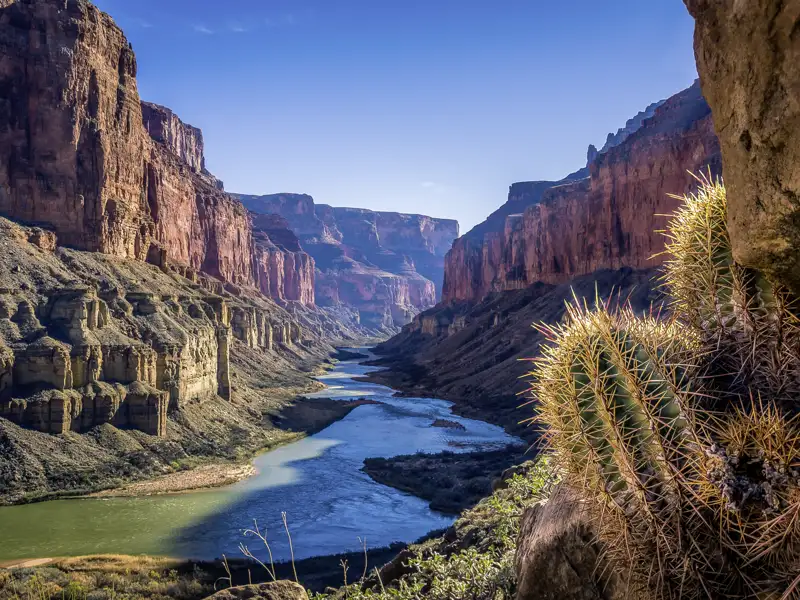 Der Colorado River fließt durch den Grand Canyon.