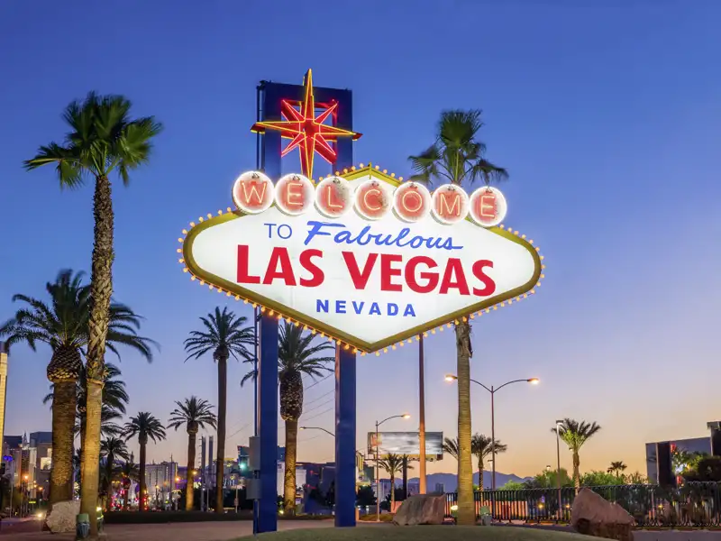 Las Vegas mit palmengesäumter Straße in der Abenddämmerung