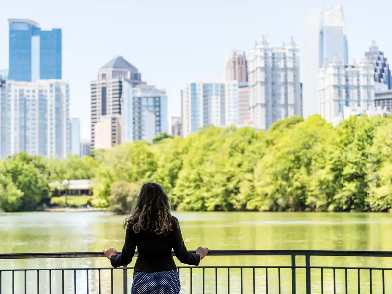 Auf der Reiseroute unserer 15-tägigen Studienreise durch die Südstaaten der USA liegt auch Atlanta, die Hauptstadt von Georgia. Der Piedmont Park mit dem See Clara Meer bietet Erholung in der Metropole.