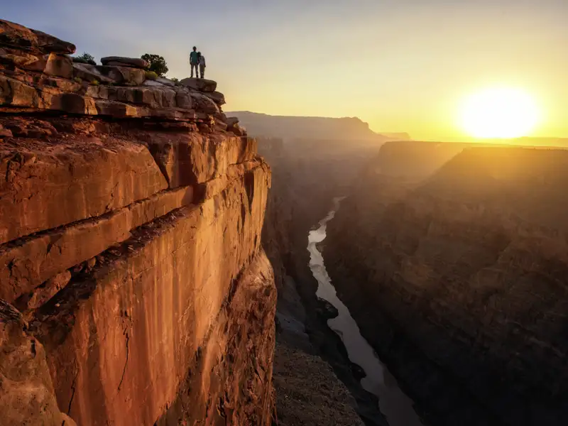Blick hinunter in den Grand Canyon bei Sonnenuntergang