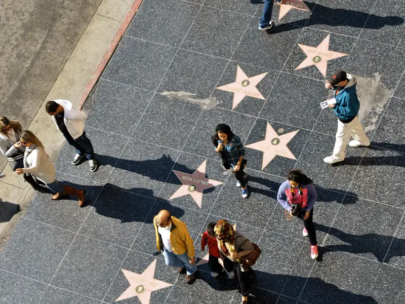 Zwischen den "Stars" flanieren auf dem Walk of Fame in Hollywood, Los Angeles