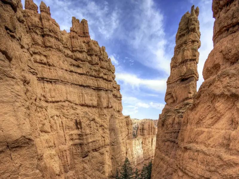 Farbenspiel im Bryce Canyon, im Westen der USA: Rötlichbraune Felsformationen ragen in den blauen Himmel.